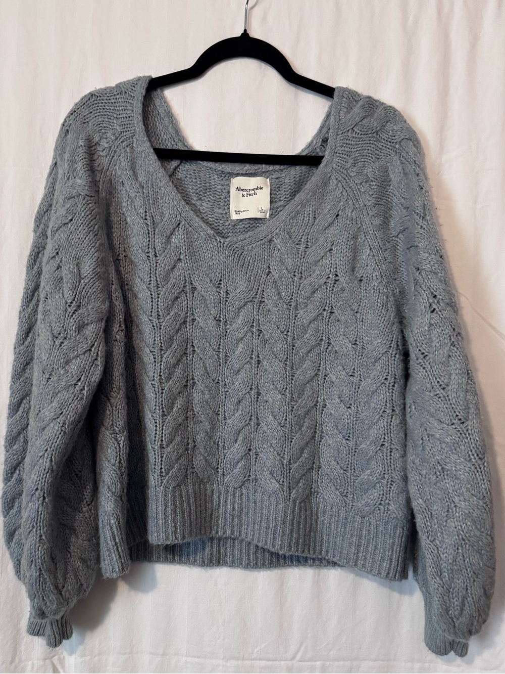 Abercrombie & Fitch Blue Gray Cable Knit V‑Neck Sweater – Large